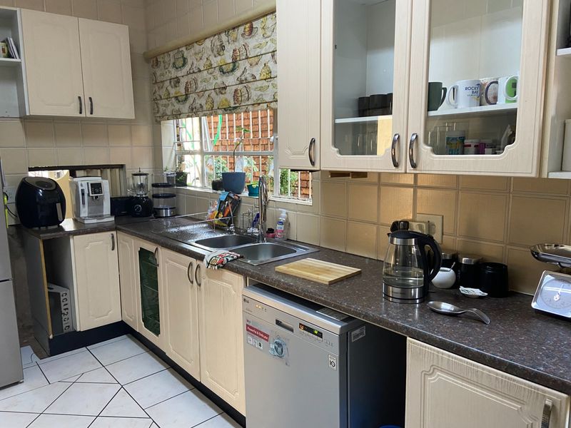 SOMETHING DIFFERENT -FIVE BEDROOM HOUSE IN POPULAR ASPENCRESCENT - SINGLE ENTRY POINT, 24H SECURITY! - Photo 7