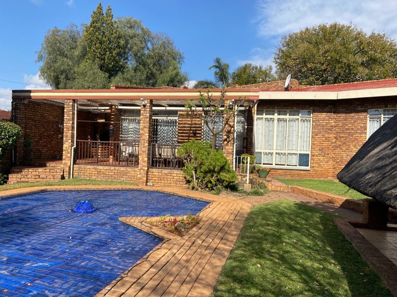 SOMETHING DIFFERENT -FIVE BEDROOM HOUSE IN POPULAR ASPENCRESCENT - SINGLE ENTRY POINT, 24H SECURITY! - Photo 2