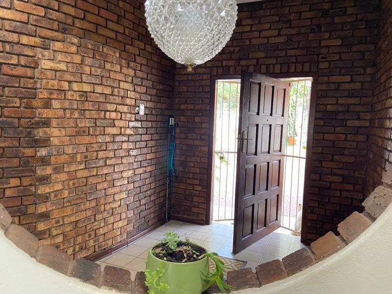 SOMETHING DIFFERENT -FIVE BEDROOM HOUSE IN POPULAR ASPENCRESCENT - SINGLE ENTRY POINT, 24H SECURITY! - Photo 5