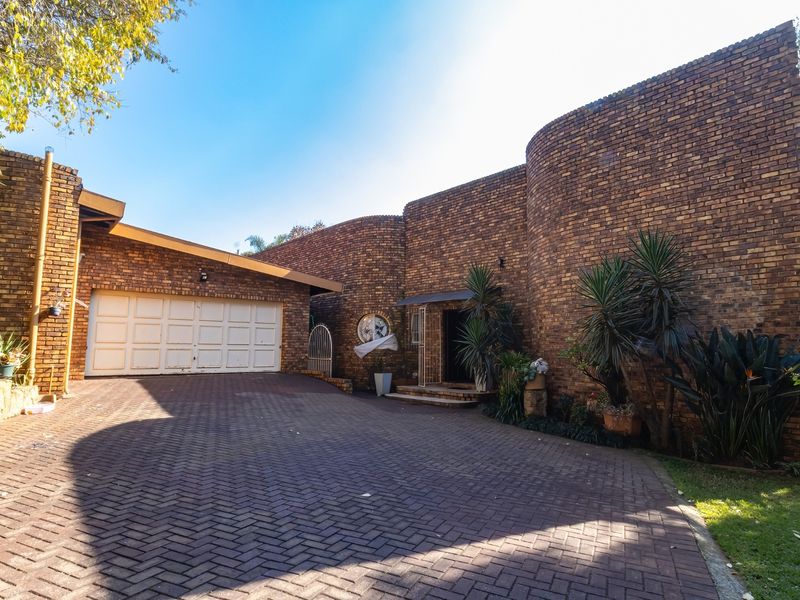 SOMETHING DIFFERENT -FIVE BEDROOM HOUSE IN POPULAR ASPENCRESCENT - SINGLE ENTRY POINT, 24H SECURITY! - Photo 1