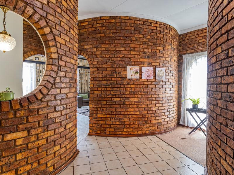 SOMETHING DIFFERENT -FIVE BEDROOM HOUSE IN POPULAR ASPENCRESCENT - SINGLE ENTRY POINT, 24H SECURITY! - Photo 10