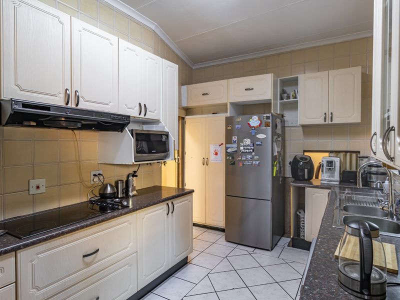 SOMETHING DIFFERENT -FIVE BEDROOM HOUSE IN POPULAR ASPENCRESCENT - SINGLE ENTRY POINT, 24H SECURITY! - Photo 6