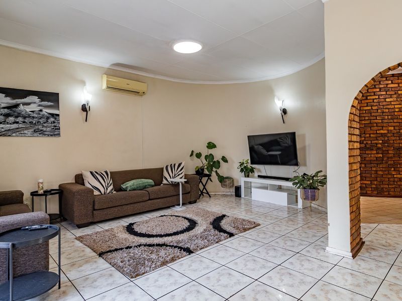 SOMETHING DIFFERENT -FIVE BEDROOM HOUSE IN POPULAR ASPENCRESCENT - SINGLE ENTRY POINT, 24H SECURITY! - Photo 3