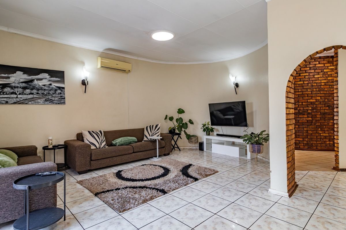 SOMETHING DIFFERENT -FIVE BEDROOM HOUSE IN POPULAR ASPENCRESCENT - SINGLE ENTRY POINT, 24H SECURITY! - Photo 3
