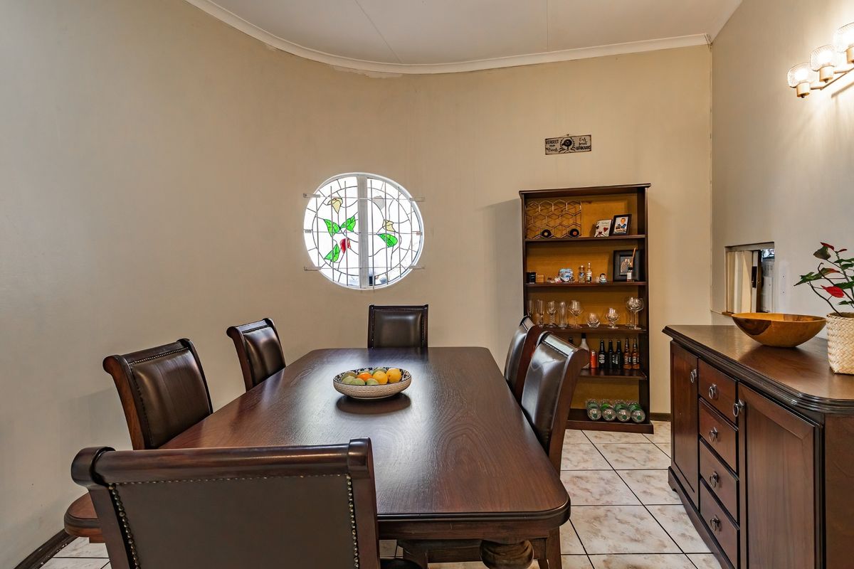 SOMETHING DIFFERENT -FIVE BEDROOM HOUSE IN POPULAR ASPENCRESCENT - SINGLE ENTRY POINT, 24H SECURITY! - Photo 4
