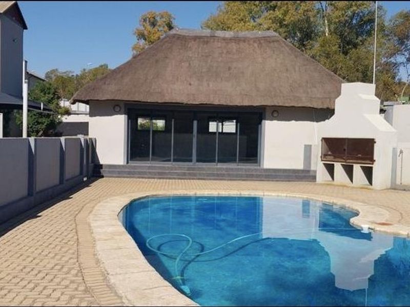 Pet Friendly Lock-Up Go Garden Apartment in Honeydew, Roodepoort - Photo 1