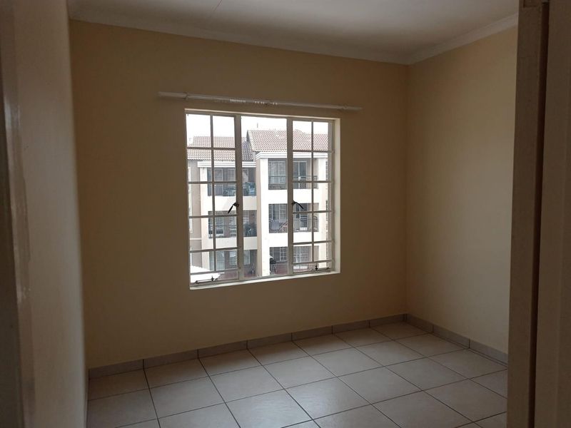 Life is good at the top with this stylish 2 bed 1 bath apartment for sale in Meredale - Photo 7