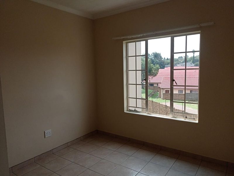 Life is good at the top with this stylish 2 bed 1 bath apartment for sale in Meredale - Photo 10