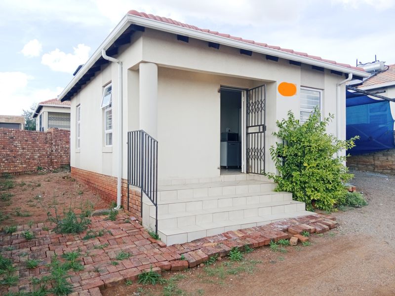 2 Bedroom House To Rent in Glenway Estate, Pretoria - Photo 2
