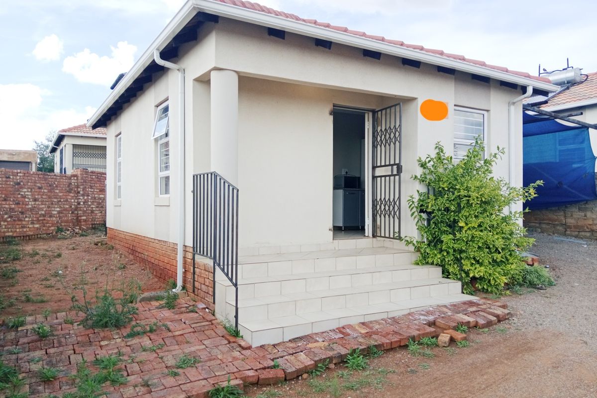 2 Bedroom House To Rent in Glenway Estate, Pretoria - Photo 2