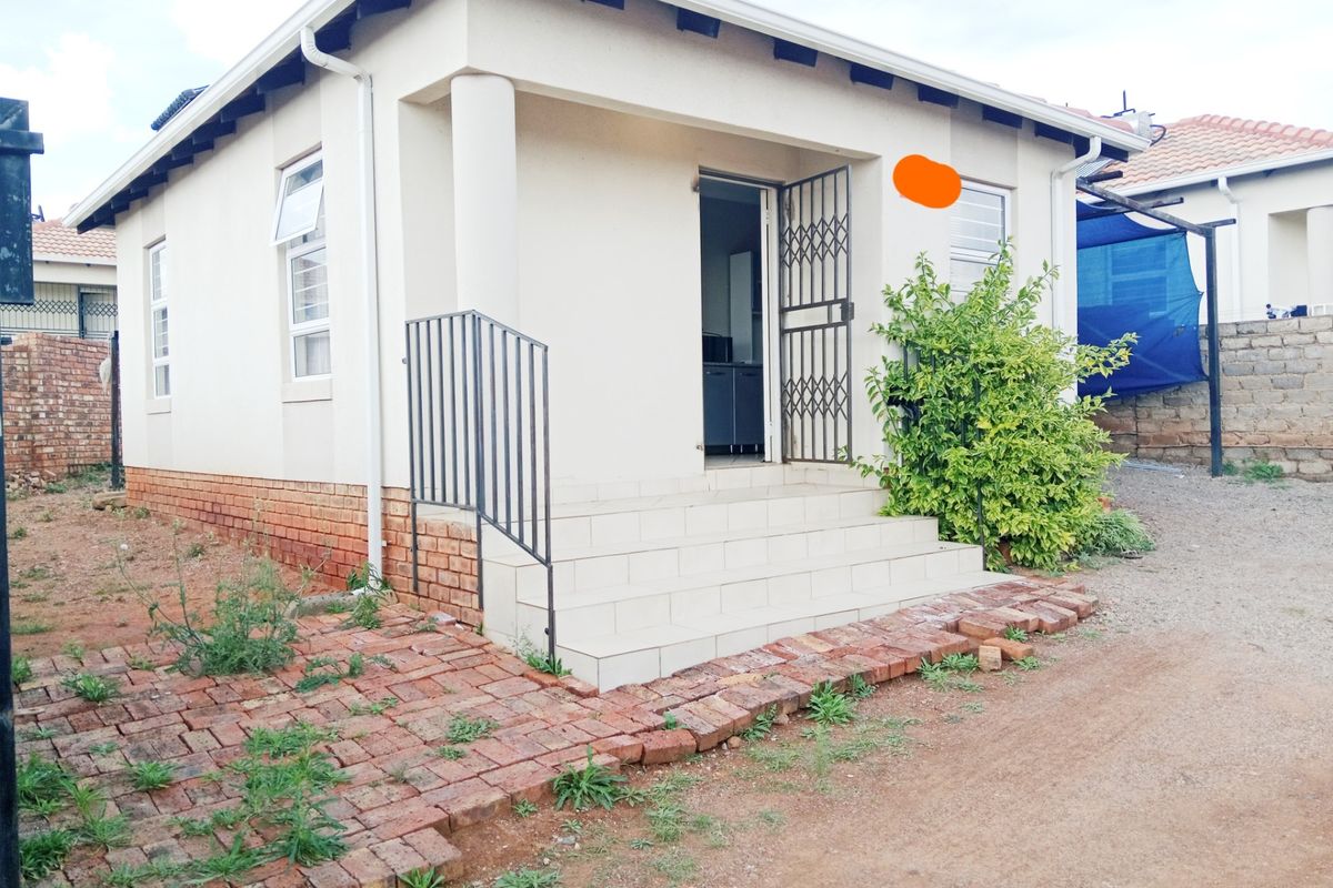 2 Bedroom House To Rent in Glenway Estate, Pretoria - Photo 4