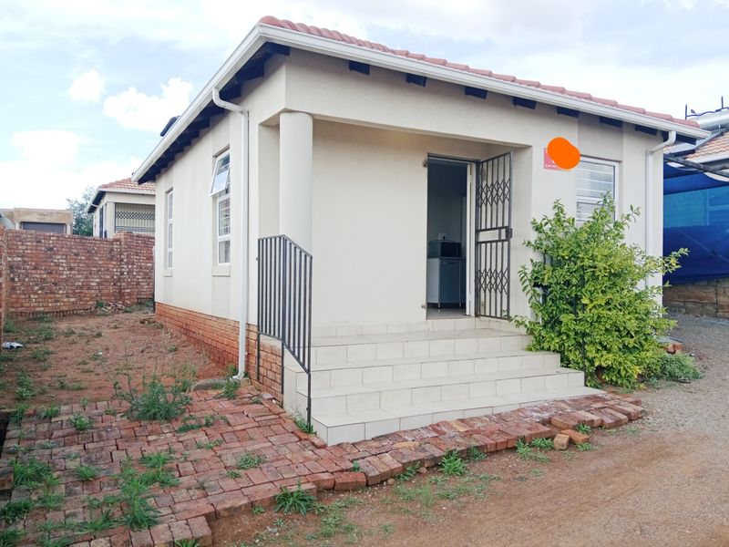 2 Bedroom House To Rent in Glenway Estate, Pretoria - Photo 3