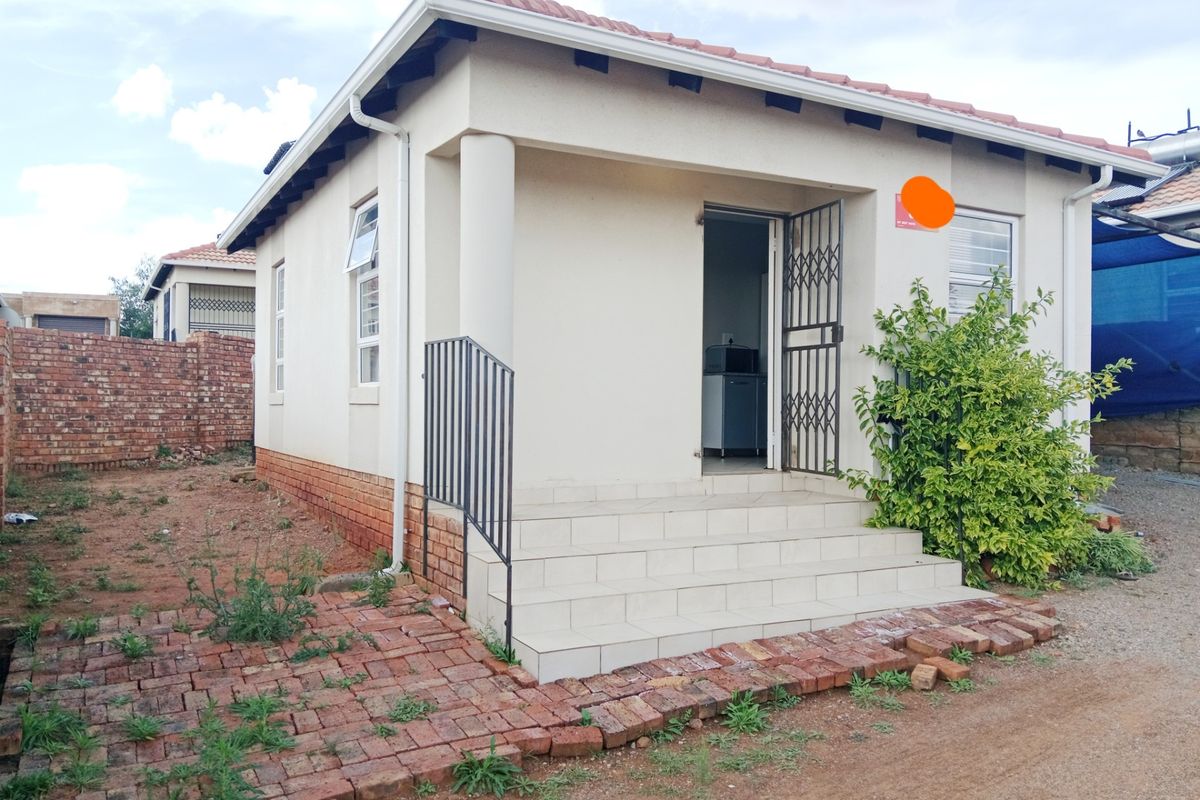 2 Bedroom House To Rent in Glenway Estate, Pretoria - Photo 3