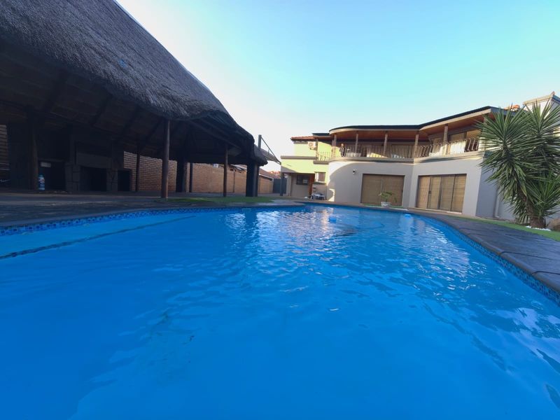 Your Dream 5 Bedroom, 5 Bathroom Oasis Awaits in Roylglen Gardens, Kimberley - Photo 1