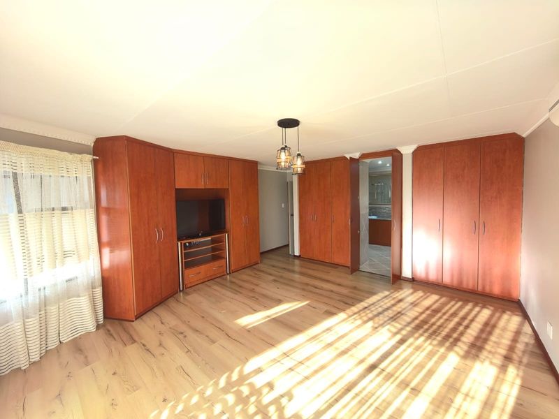 Your Dream 5 Bedroom, 5 Bathroom Oasis Awaits in Roylglen Gardens, Kimberley - Photo 9