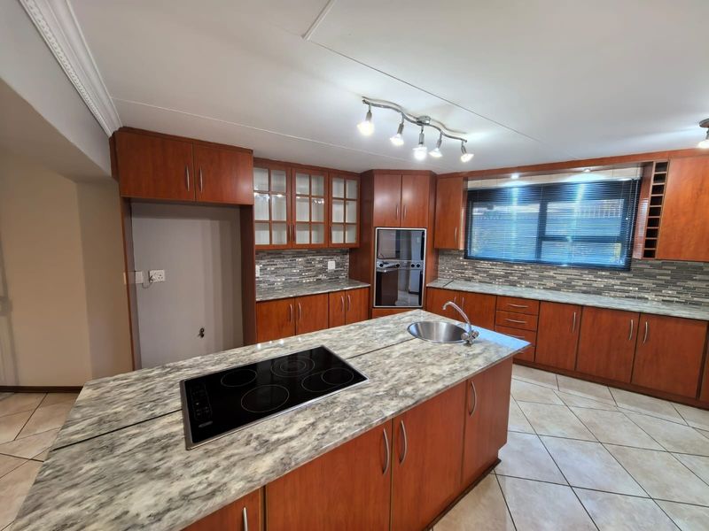 Your Dream 5 Bedroom, 5 Bathroom Oasis Awaits in Roylglen Gardens, Kimberley - Photo 2