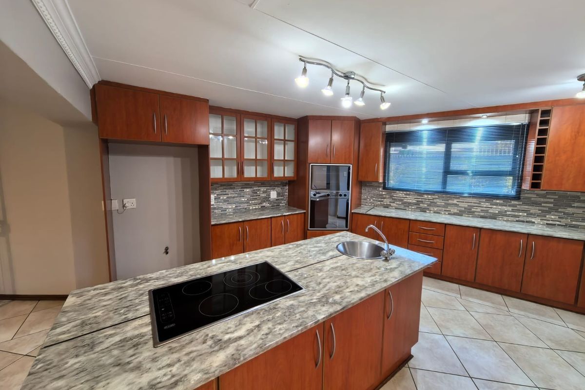 Your Dream 5 Bedroom, 5 Bathroom Oasis Awaits in Roylglen Gardens, Kimberley - Photo 2
