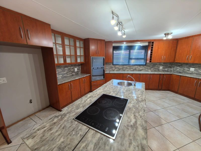 Your Dream 5 Bedroom, 5 Bathroom Oasis Awaits in Roylglen Gardens, Kimberley - Photo 3