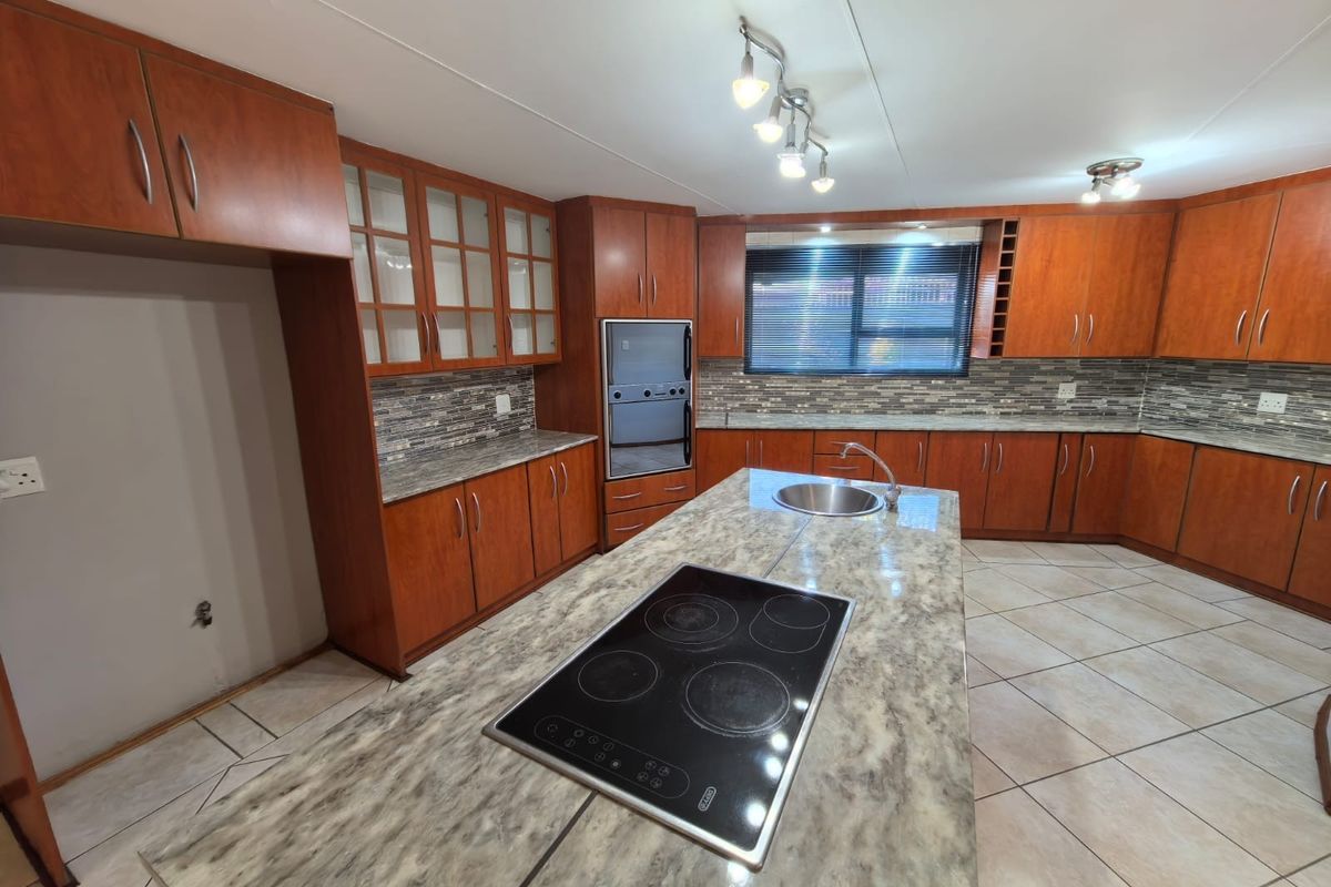 Your Dream 5 Bedroom, 5 Bathroom Oasis Awaits in Roylglen Gardens, Kimberley - Photo 3