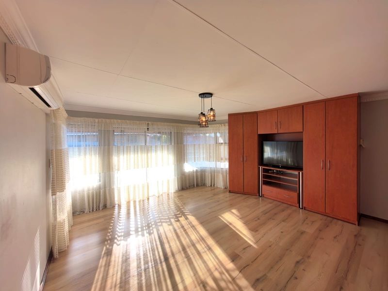 Your Dream 5 Bedroom, 5 Bathroom Oasis Awaits in Roylglen Gardens, Kimberley - Photo 7