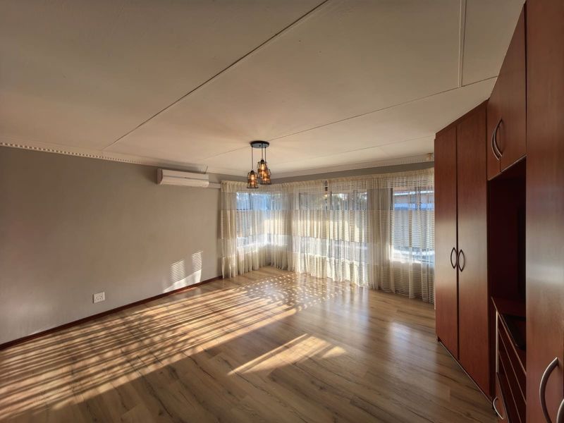 Your Dream 5 Bedroom, 5 Bathroom Oasis Awaits in Roylglen Gardens, Kimberley - Photo 8