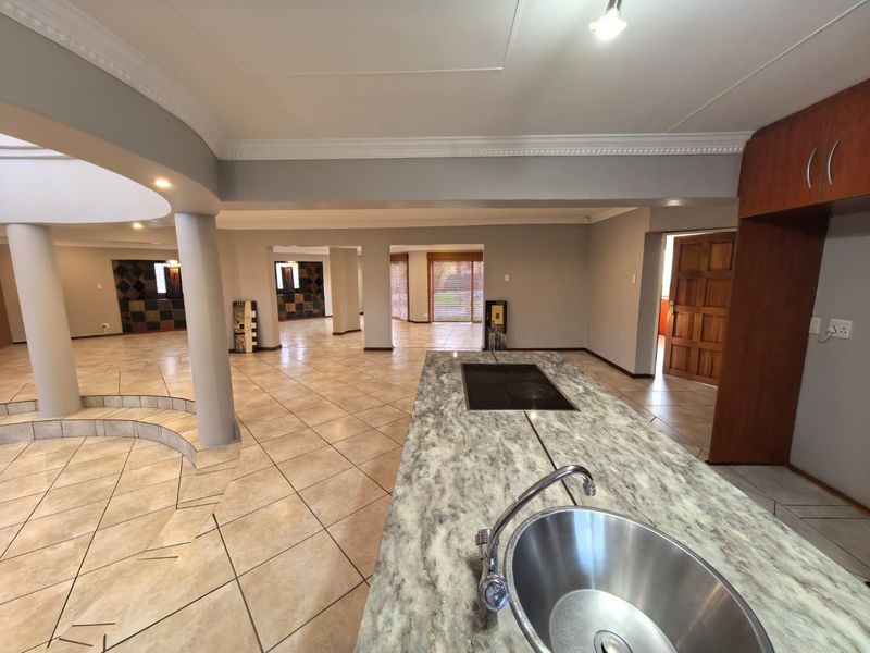 Your Dream 5 Bedroom, 5 Bathroom Oasis Awaits in Roylglen Gardens, Kimberley - Photo 5