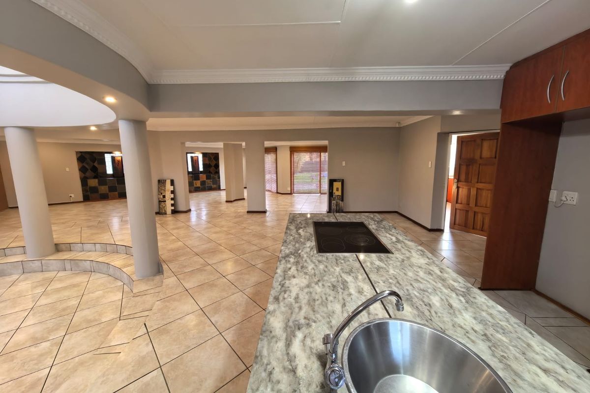 Your Dream 5 Bedroom, 5 Bathroom Oasis Awaits in Roylglen Gardens, Kimberley - Photo 5