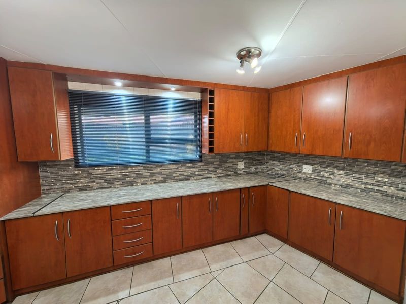 Your Dream 5 Bedroom, 5 Bathroom Oasis Awaits in Roylglen Gardens, Kimberley - Photo 4