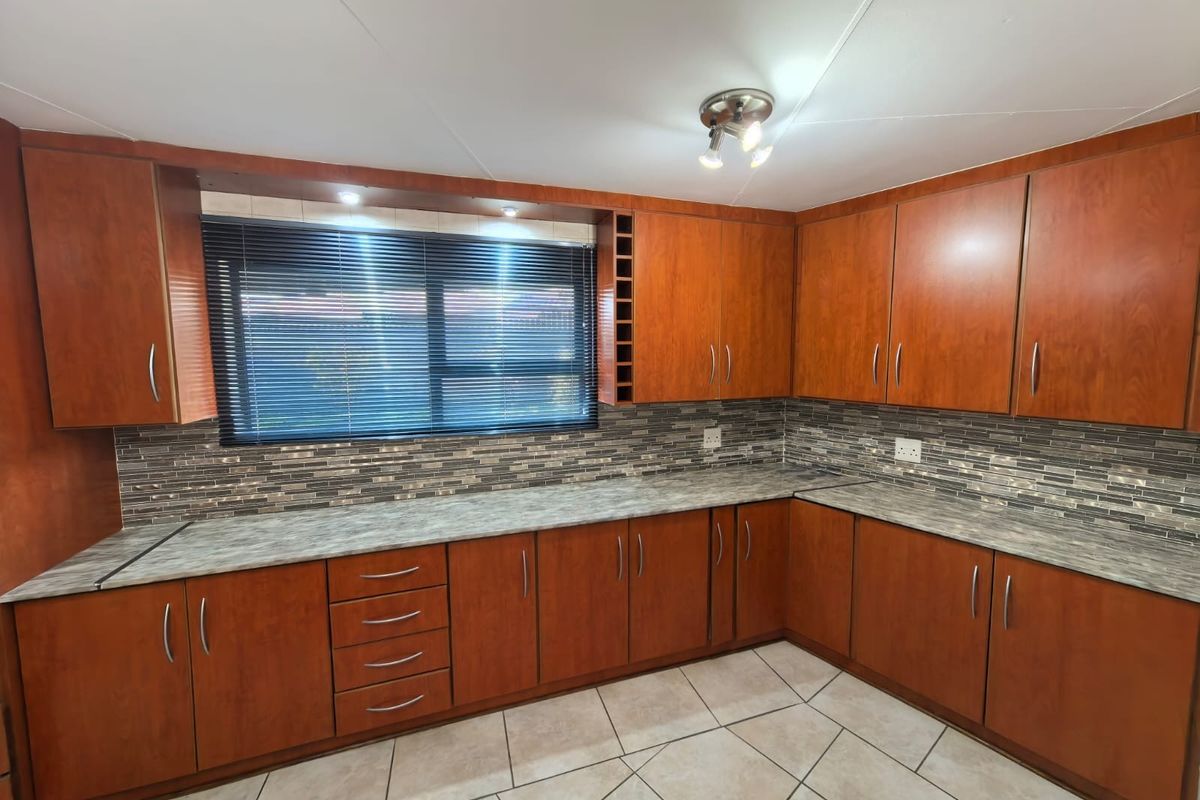 Your Dream 5 Bedroom, 5 Bathroom Oasis Awaits in Roylglen Gardens, Kimberley - Photo 4