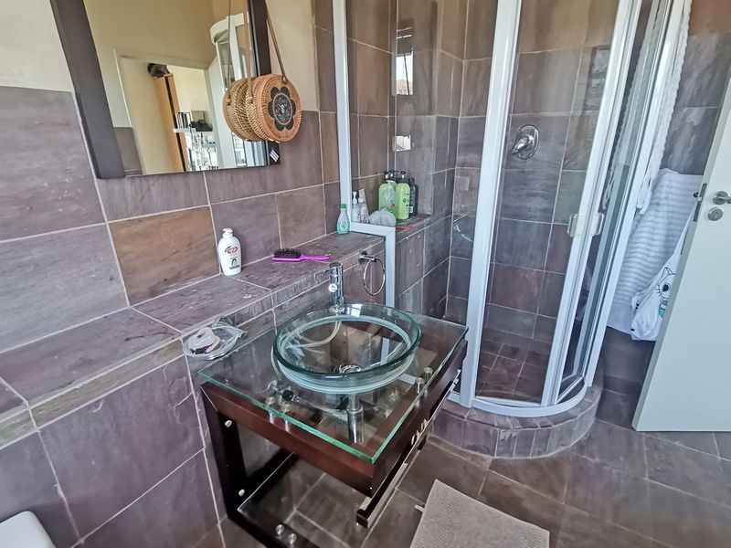 Upmarket Furnished 3 Bedroom Apartment in Century City Marina - Photo 10