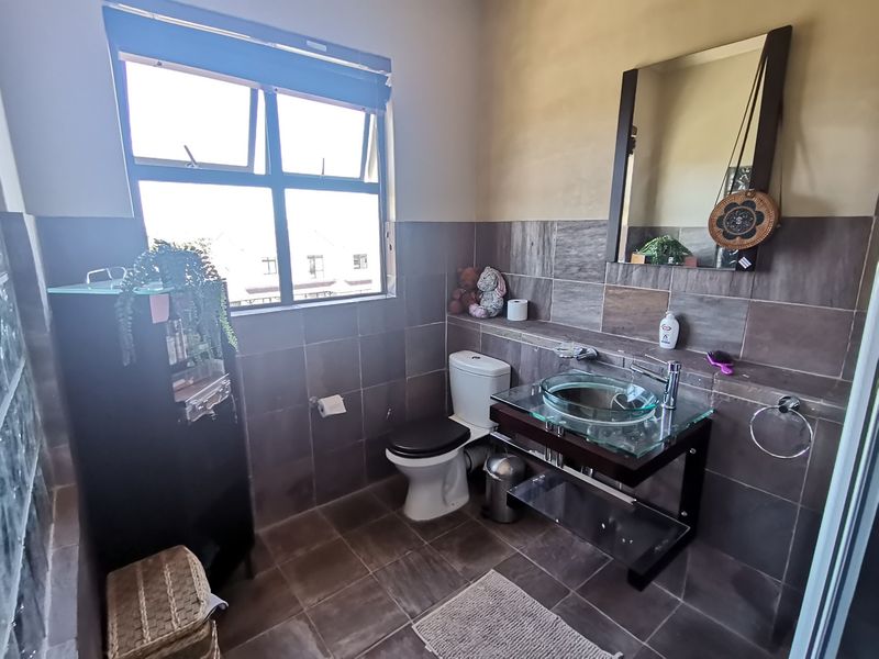 Upmarket Furnished 3 Bedroom Apartment in Century City Marina - Photo 9