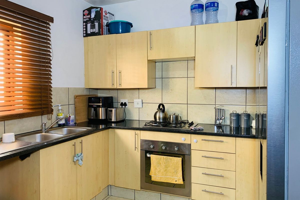 3 bedroom, 2 Bathroom For Sale in Theresapark, Akasia - Photo 2