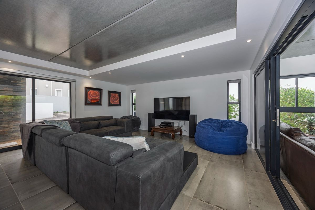 Contemporary Calypso Living, Made for the West Coast - Photo 3