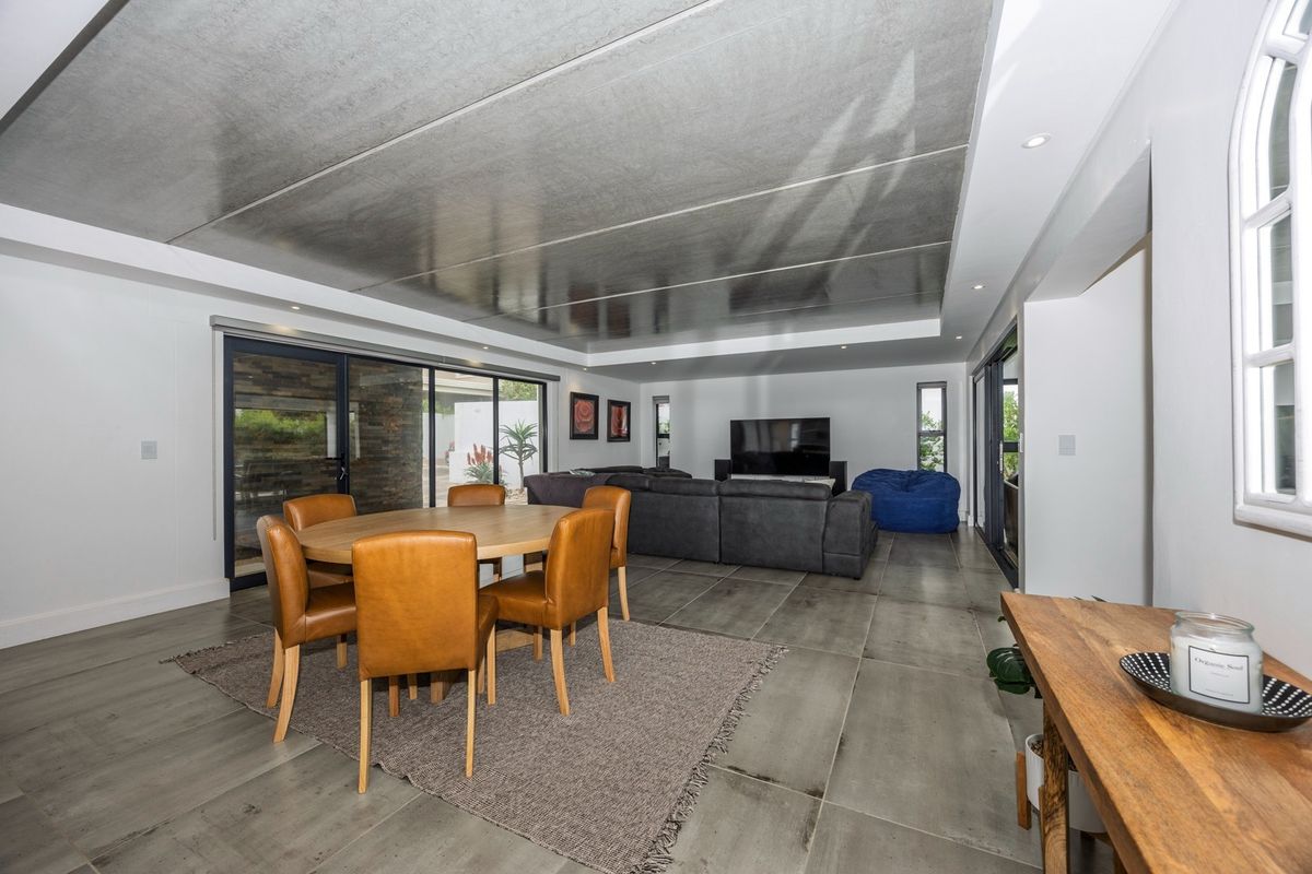 Contemporary Calypso Living, Made for the West Coast - Photo 2