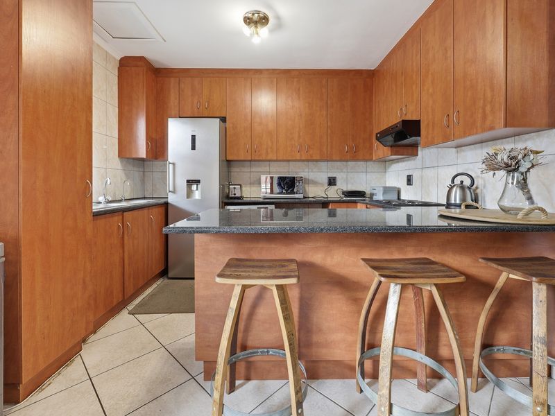 3 Bedroom Apartment For Sale in Stellenbosch - Photo 2