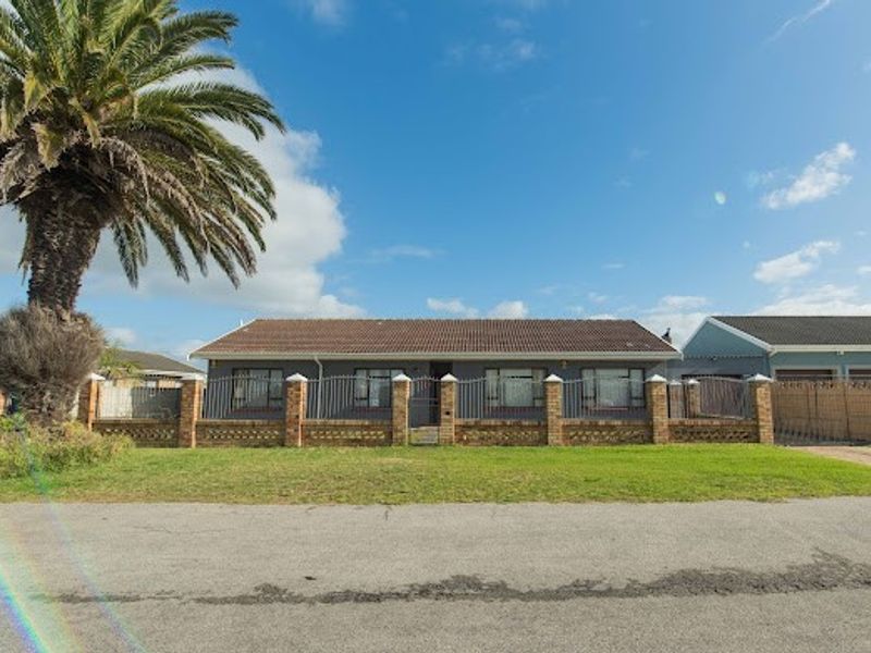 Perfect 4  Bedroom Family Home with Pool in Rowallan - Photo 1