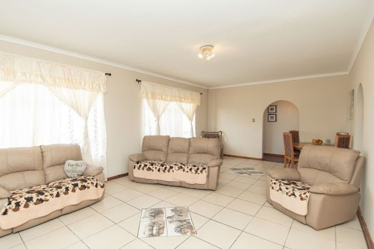 Perfect 4  Bedroom Family Home with Pool in Rowallan - Photo 5