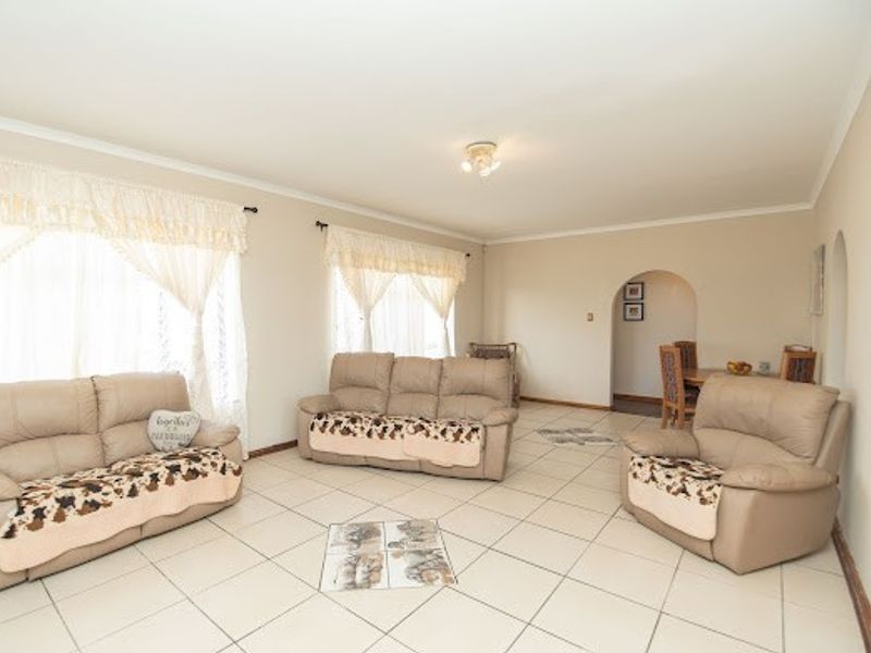 Perfect 4  Bedroom Family Home with Pool in Rowallan - Photo 5