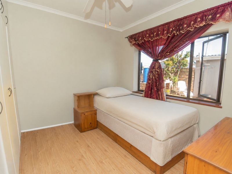 Perfect 4  Bedroom Family Home with Pool in Rowallan - Photo 10