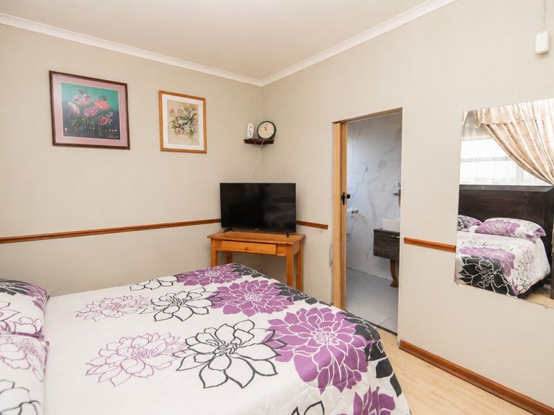 Perfect 4  Bedroom Family Home with Pool in Rowallan - Photo 8