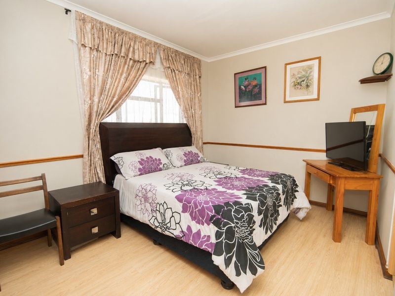 Perfect 4  Bedroom Family Home with Pool in Rowallan - Photo 7