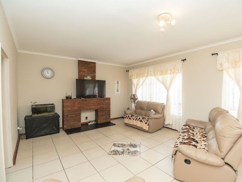 Perfect 4  Bedroom Family Home with Pool in Rowallan - Photo 6
