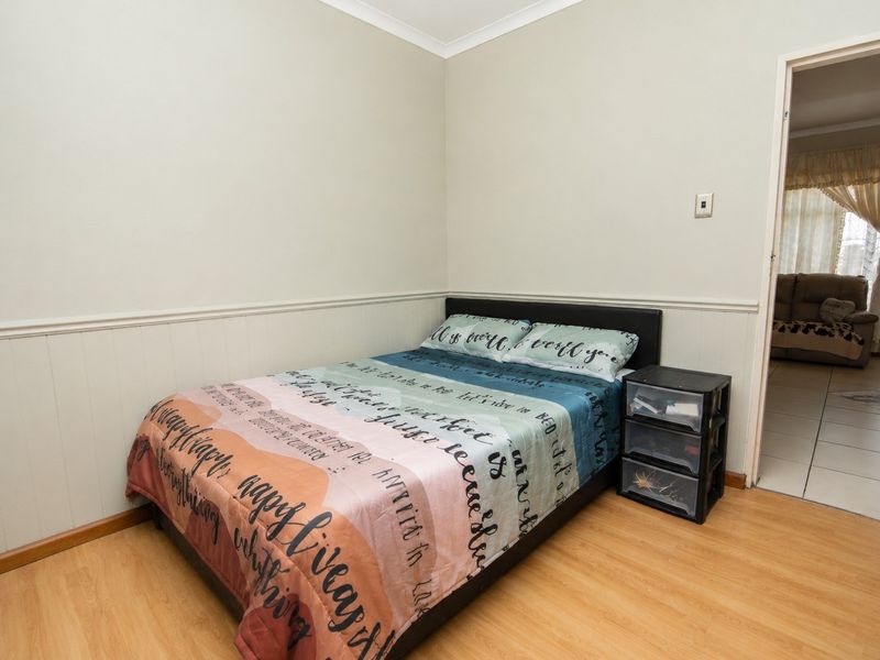 Spacious 4  Bedroom Family Home with Pool in Rowallan - Photo 9