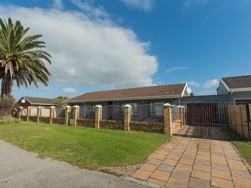 Perfect 4  Bedroom Family Home with Pool in Rowallan - Photo 3