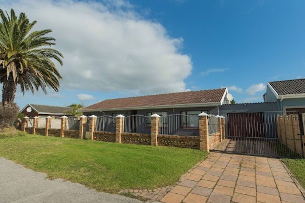 Perfect 4  Bedroom Family Home with Pool in Rowallan - Photo 3