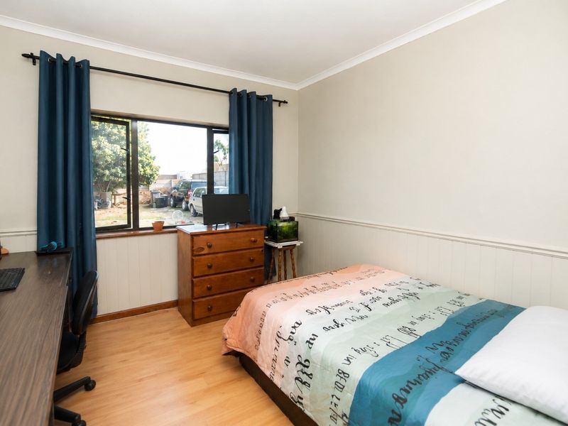 Spacious 4  Bedroom Family Home with Pool in Rowallan - Photo 8