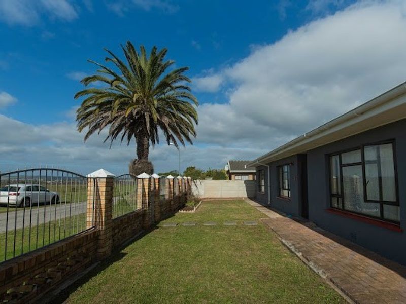 Perfect 4  Bedroom Family Home with Pool in Rowallan - Photo 2