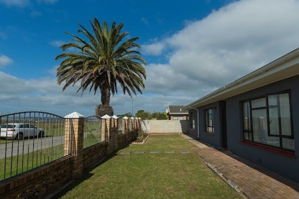 Perfect 4  Bedroom Family Home with Pool in Rowallan - Photo 2