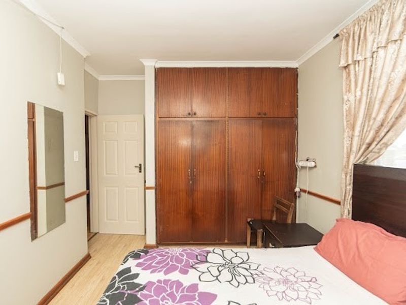 Perfect 4  Bedroom Family Home with Pool in Rowallan - Photo 9