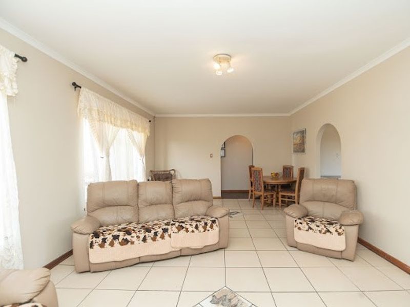 Perfect 4  Bedroom Family Home with Pool in Rowallan - Photo 4